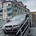 (Video) Kako je ovo moguće?! Automobil "parkiran" na stepeništu u Kruševcu: Vozač pokušao da prođe, ali ostao zaglavljen