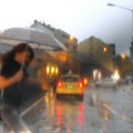 (Video) Nevreme već zahvatilo srem Jaka kiša i grad pogodili Sremsku Mitrovicu i okolinu pljuskovi se očekuje celoj u Vojvodini…
