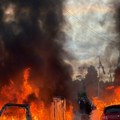 (Фото, видео) Демонстранти палили возила, полиција пустила водене топове! Хаос на улицама Белфаста: Има повређених, затворене…