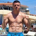 (Foto) Tigar se "raspištoljio" Dečko Jovane Jeremić pokazao mišiće na plaži: Napustili Srbiju