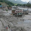 VIDEO: Direktor škole u poslednji čas spasao 900 učenika od bujičnih poplava u Nepalu