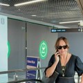 Pevačicu retko viđamo u javnosti, sletela na aerodrom: Po nju stigao lični šofer, ne ispušta telefon iz ruku