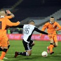 Bivši fudbaler Partizana godinama krio devojku, sada su zajedno uhvaćeni na tribinama (foto)