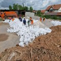 Kružni tok u Sjenici prekriven vodom nakon poplava: Postavljaju se džakovi, strahuje se od pogoršanja vremena