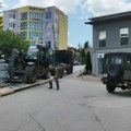 Blokada ulice u Zvečanu: Kosovska policija naoružana dugim cevima izvela novu akciju