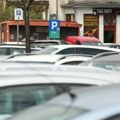 Cigle, čunjevi, lanci i katanci: Scena sa parkinga u Železniku izazvala bes građana: Čovek sam sebi napravio, mi ostali smo…