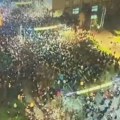 Ispred RIK-a oko 1.600 ljudi Snimak protesta iz drona (video)