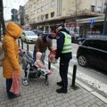 Kragujevac: Podeljeni paketići deci u saobraćaju
