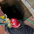 Zemlja se otvorila! Žena upala u rupu duboku 7,5 metara: Evo kako su je vatrogasci spasili