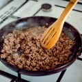 Neobičan trik kuvarice da mleveno meso ne bude „gumeno“: Treba vam samo jedan sastojak