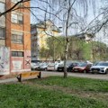 FOTO Bravo: Gradska vlast postavila klupe sa pogledom na zid - i preplatila ih