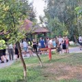 Novi fijasko opozicije: Lažni ekolozi okupili 15 ljudi sa sve slučajnim prolaznicima (foto)