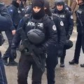 Jeziv prizor iz Severne Mitrovice, pripadnici tzv. kosovske policije sa dugim cevima opkolili grad