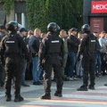 Reakcija policajca na Vučićeve lojaliste u Nišu govori sve o tom skupu: Šta li je video kad je pogledao u autobus