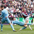 Gol sezone u Premijer ligi? Prijem petom, pa projektil: Stadion eksplodirao, ali Srbin je na kraju slavio