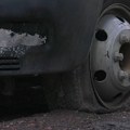 Autoprevozniku iz Đurđeva ponovo demoliran autobus, policija pokušala da ga spreči da vozi građane na protest (foto)