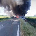 Užasna saobraćajna nesreća između naselja Orolik i Banovci: Kamioni se sudarili i zapalili, jedna osoba poginula