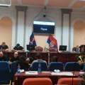 Građani i dalje ispred Skupštine Zaječara, konstitutivna sednica ne počinje