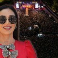 Poznati političar uhvaćen na Cecinom koncertu: Obezbeđenje ga okružilo, a on se provodi u fan pitu sa publikom