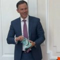 Mali dobio patike za trčanje: "Bile na popustu?" (video)