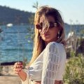 Pokazala obline nakon dva porođaja! Voditeljka Prve jedva dočekala odmor sa porodicom, obukla se ležernije (foto)