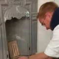 Šokantno otkriće u starom kaminu Otvorio metalnu rešetku, kad je video šta je unutra, vilica mu je pala od šoka! (video)