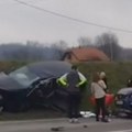 Ima povređenih: Teška saobraćajna nesreća kod Loznice: Od siline udara vozilo završilo na uzbrdici (video)