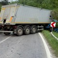 Prve slike s mesta nesreće kod Loznice u kojoj je poginuo radnik gradske čistoće: Delovi kamiona svuda po putu