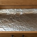 Sve više ljudi stavlja aluminijumsku foliju u kuhinjske fioke - iz jednostavnog, ali genijalnog razloga