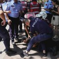 Policija suzavcem protiv antivladine Flamingo revolucije u Tirani