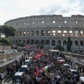 Sukobi demonstranata i policije u Rimu tokom generalnog štrajka, blokirani prilazi parlamentu i sedištu vlade