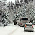Na pojedinim deonicama puteva ima raskvašenog snega, potreban oprez u vožnji