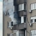 Gori stan u Beogradu! Plamen kulja sa terase, vatrogasci na licu mesta (video)