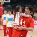 Šok posle zvezdine utakmice: Teodosić u naručju nosi ćerku, Jelisavete Orašanin nigde na vidiku (foto)