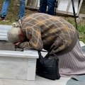 (Video) Sestra Bate Živojinovića plače nad njegovim spomenikom: Potresne scene u Koraćici: "Ovde mu je mesto, ne u Aleji"