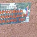 "Vrhovni komandante, čekamo te!" Sever Kosova osvanuo oblepljen plakatima sa slikom predsednika Vučića