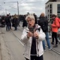 ''Srbija je zlo i zaslužuje pakao'': Aida Ćorović predvodi proteste ekstremista iz opozicije (video)