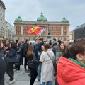 Srednjoškolci i građani u tri kolone došli na Trg Republike u Beogradu, podržavaju studente