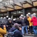 Incidenti od ranog jutra ispred suda u Novom Sadu: Policija opet upotrebila biber sprej (video)