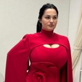 "Grudi su ti svakog dana sve veće i veće": Jana obukla šik haljinu, šlic do kuka, poprsje samo što ne pukne, a komentari samo…