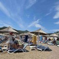 Na ovoj plaži u crnoj gori kafa 2 evra, komplet ležaljki 12 Pristupačnije cene napunile sve do poslednjeg mesta! Srbi otkrili…