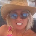 Skinula se žena pokojnog pevača (58) Tražila muškarca koji traje sat vremena u krevetu i napravila haos, a sada pokazala…
