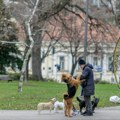 Zašto ljudi po parku šetaju nevidljive pse? VIDEO