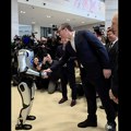Vučić sa humanoidnim robotima: Još sam kolo da nauče da igraju