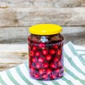 Najlepše slatko od višanja, kao iz bakine kuhinje: Gusto, mirisno i sa celim plodovima koji pucaju pod zubima