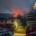 Pakao u turističkom raju! Požar guta brda iznad popularnog jezera, plamen se približava kućama, evakusani turisti, aktivirani…