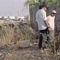 Uznemirujući snimak sa Zapadne obale: Izraelski doseljenici šutiraju Palestinku