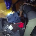 Dramatičan snimak spasavanja otete dece! Policija provalila vrata paklene prikolice i zatekla horor prizor - beba i sestra…