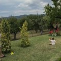 Porodična idila u prirodi Naš glumac se igra sa sinom i ženom u svom dvorištu na Kosovu i Metohiji: Pokazao raj u kojem uživaju…