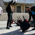 Nastavljaju se protesti u Tirani: Demonstranti demolirali Raminu skulpturu „Dijalog“, traže ostavku premijera